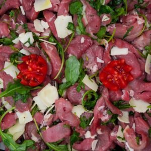 Straccetti di maiale con rucola pomodorini e grana